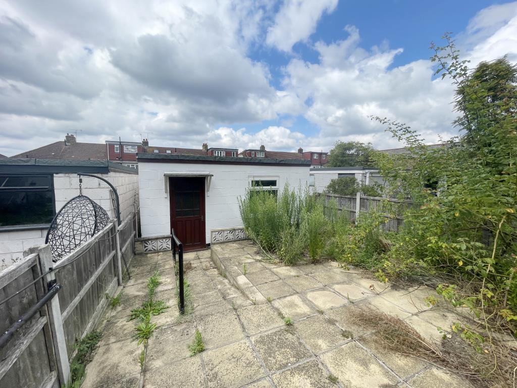Lot: 132 - END-TERRACE HOUSE WITH DOUBLE GARAGE REQUIRING MODERNISATION - Outside image of double garage